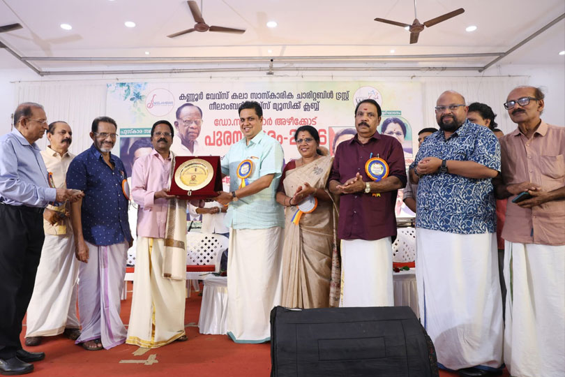സുകുമാർ അഴീക്കോട് പുരസ്കാരം പ്രേമൻ ഇല്ലത്ത് ഏറ്റുവാങ്ങി